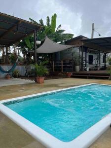 El Camper RV with pool. tesisinde veya buraya yakın yüzme havuzu