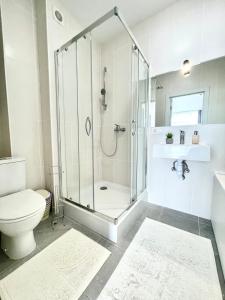ein Bad mit einer Dusche und einem WC in der Unterkunft Люкс апартаменти в затишному ЖК бізнес класу in Kiew