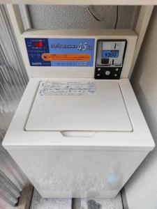 Una máquina con un termómetro encima. en TOKYO/Shinjuku & Shibuya 10mins/5mins walk to subway stiaon/Kichijoji 15mins/Shimokitazawa 5mins/Louis House, en Tokio