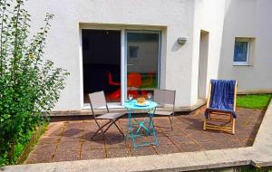 Duas cadeiras e uma mesa num pátio em Appart pour 5 - Centre-ville em Caen