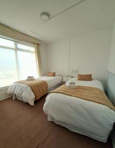 Una cama o camas en una habitación de Hotel Capitán Eberhard 9 fotos más