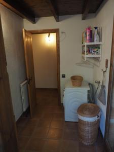 uma casa de banho com um lavatório e uma máquina de lavar roupa em Els Noguers Turisme em Castellar del Riu