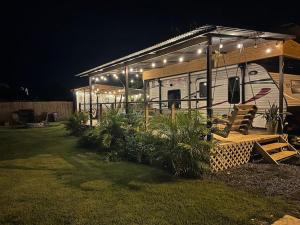 El Camper RV with pool. tesisinin dışında bir bahçe