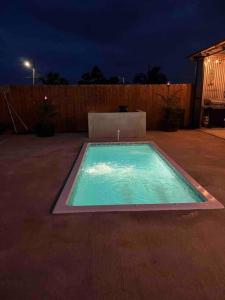 El Camper RV with pool. tesisinde veya buraya yakın yüzme havuzu