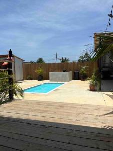 El Camper RV with pool. tesisinde veya buraya yakın yüzme havuzu