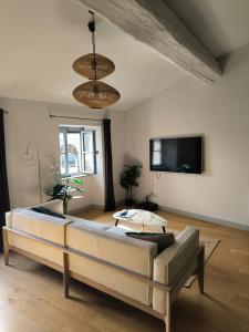 TV a/nebo společenská místnost v ubytování Atipyc Nimes