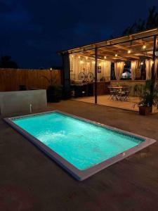 een groot zwembad in een achtertuin 's nachts bij El Camper RV with pool. in Aguadilla