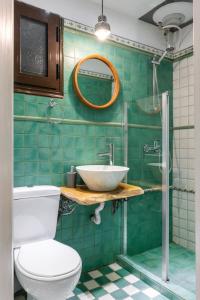 Ένα μπάνιο στο Skra Hideaway in Thessaloniki Center by BiNoBi !