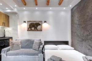 Ένα ή περισσότερα κρεβάτια σε δωμάτιο στο Skra Hideaway in Thessaloniki Center by BiNoBi !