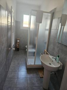 a bathroom with a sink and a shower at fiume veneto 1 in Bannia +18 photos