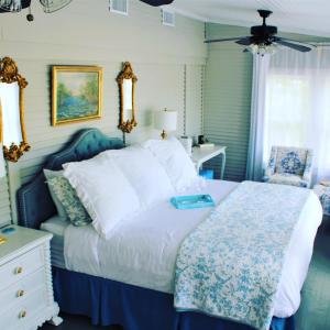 Llano的住宿－Dabbs Hotel Bed and Breakfast，一间卧室配有一张带蓝色和白色棉被的床