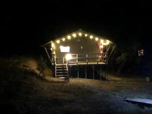 una cabaña iluminada por la noche con luces encendidas en Cortijo Dos Santos, en Valle de Abdalajís