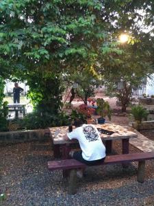 una persona sentada en una mesa de picnic en CASA COLONIAL C/ GRANDE QUINTAL.CENTRO HISTÓRICO en Paracatu