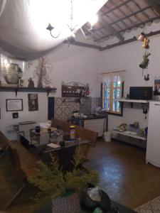 sala de estar con sofá y mesa en CASA COLONIAL C/ GRANDE QUINTAL.CENTRO HISTÓRICO en Paracatu