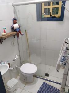 a bathroom with a shower with a toilet and a sink at CASA COLONIAL C/ GRANDE QUINTAL.CENTRO HISTÓRICO in Paracatu