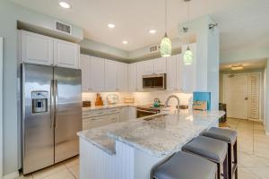 Η κουζίνα ή μικρή κουζίνα στο Perdido Key Condo with Ocean-View Balcony!