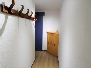 um quarto com uma parede com uma porta e um armário de madeira em Appartement Arêches-Beaufort, 2 pièces, 5 personnes - FR-1-342-250 em Beaufort
