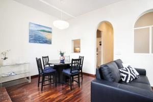 ein Wohnzimmer mit einem schwarzen Sofa und einem Tisch in der Unterkunft FANTASTIC apartment in Barcelona in Barcelona