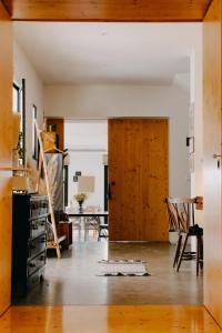 a living room with a wooden door and a table at CAMBEIROS - Guest House in Alenquer