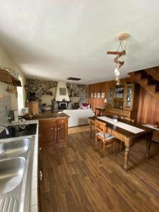 una cocina con armarios de madera y una mesa. en B&B Marcellina, en Bard