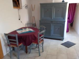 una sala da pranzo con tavolo e sedie rossi di Le Rubato a Rosans