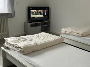a room with a bed and a tv in it at Guest room - Monteurzimmer im Kestert (56348) in Kestert