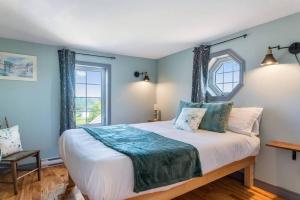 Кровать или кровати в номере Vue de Riviere, Cozy Farmhouse, King bed, Spa Bathroom, Private