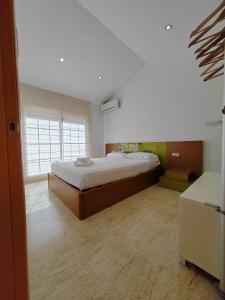 1 dormitorio con 1 cama grande en una habitación en Villa Genís, en Calafell