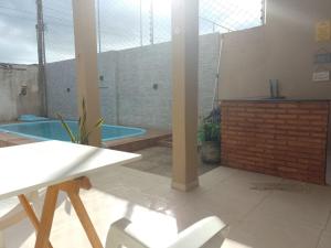 拉巴拉德納聖安東尼奧的住宿－Casa Praia Ilha da Croa/Carro quebrado，客房设有游泳池和桌椅。