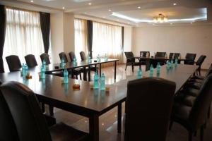 een vergaderruimte met een lange tafel en stoelen bij Hotel Bran Stoker in Bran
