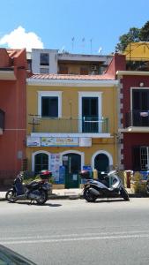 twee motorfietsen geparkeerd aan de kant van een straat bij Casa Vacanze Cayohouse in Messina