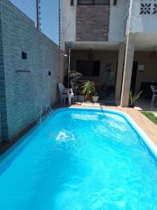 拉巴拉德納聖安東尼奧的住宿－Casa Praia Ilha da Croa/Carro quebrado，一座大蓝色游泳池,位于房子前