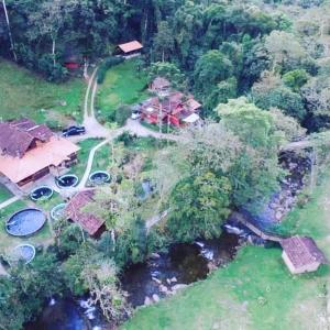 una vista aérea de una casa y un río en Casa da floresta, en Bocaina de Minas