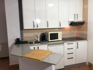 Kuchyň nebo kuchyňský kout v ubytování Plaza Andalucia Edificio Dornajo 215
