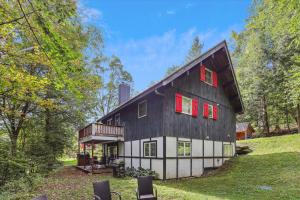 fienile bianco e nero con finestre rosse di Evergreen Chalet a Stowe