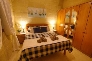 um quarto com uma cama grande com duas toalhas em W, Villagg San Guzepp em Qala