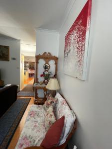 - un salon avec un canapé et une lampe dans l'établissement La Casa Della Nonna in Australia, à Lakes Entrance