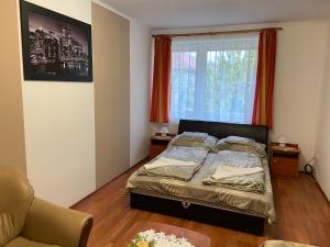 Llit o llits en una habitació de Vadrózsa Vendégház-Apartman