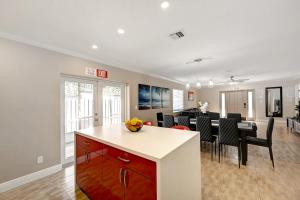 uma cozinha e sala de estar com sala de jantar em Walk to Hollywood Beach Luxury 4BR Villa em Hollywood