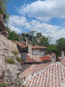 un groupe de toits avec une maison blanche sur une colline dans l'établissement Къща за гости Георги Божилов - Слона, à Plovdiv