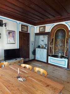 普羅夫迪夫的住宿－Къща за гости Георги Божилов - Слона，用餐室配有大型木桌和椅子