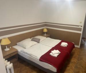 um quarto com uma cama com duas toalhas em Geovita Lądek Zdrój em Lądek-Zdrój