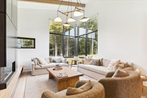 sala de estar con sofá, sillas y mesa en Streamside Lodge, en Stowe