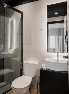 ein Bad mit einem WC, einem Waschbecken und einer Dusche in der Unterkunft Alyvia Central Apartment 1 in Ioannina