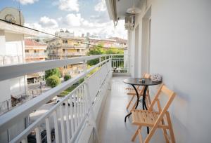 einen Balkon mit einem Tisch und Stühlen sowie Aussicht in der Unterkunft Alyvia Central Apartment 1 in Ioannina