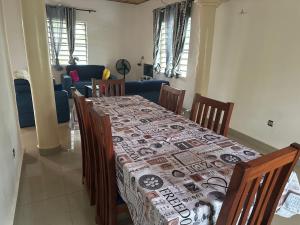 a dining room with a table with a blanket on it at Maison paisible abomey calavie in Cotonou