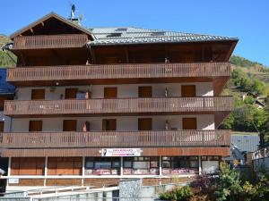 a large building with a balcony on top of it at Appartement Valloire, 4 pièces, 12 personnes - FR-1-263-528 in Valloire