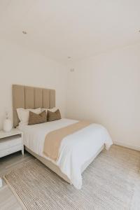 Łóżko lub łóżka w pokoju w obiekcie Stunning Luxury Villa Home with breathtaking views!