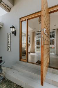 une porte pivotante dans une maison avec terrasse couverte dans l'établissement Stunning Luxury Villa Home with breathtaking views!, à Helensvale