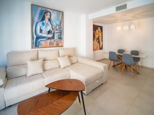 sala de estar con sofá y mesa en Piso Torno, en Sanlúcar de Barrameda